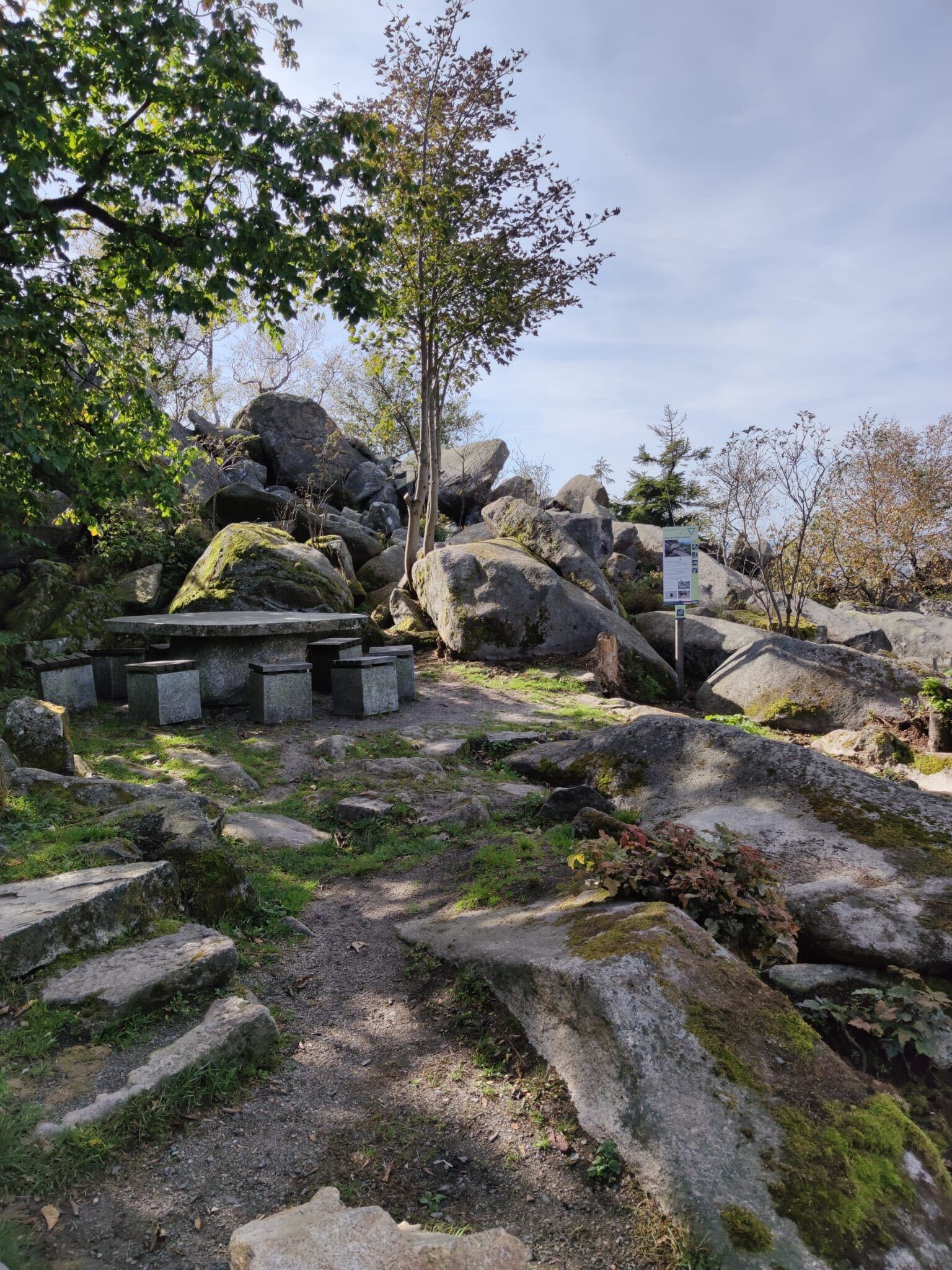 Steinbänke an einem steinernen Hang