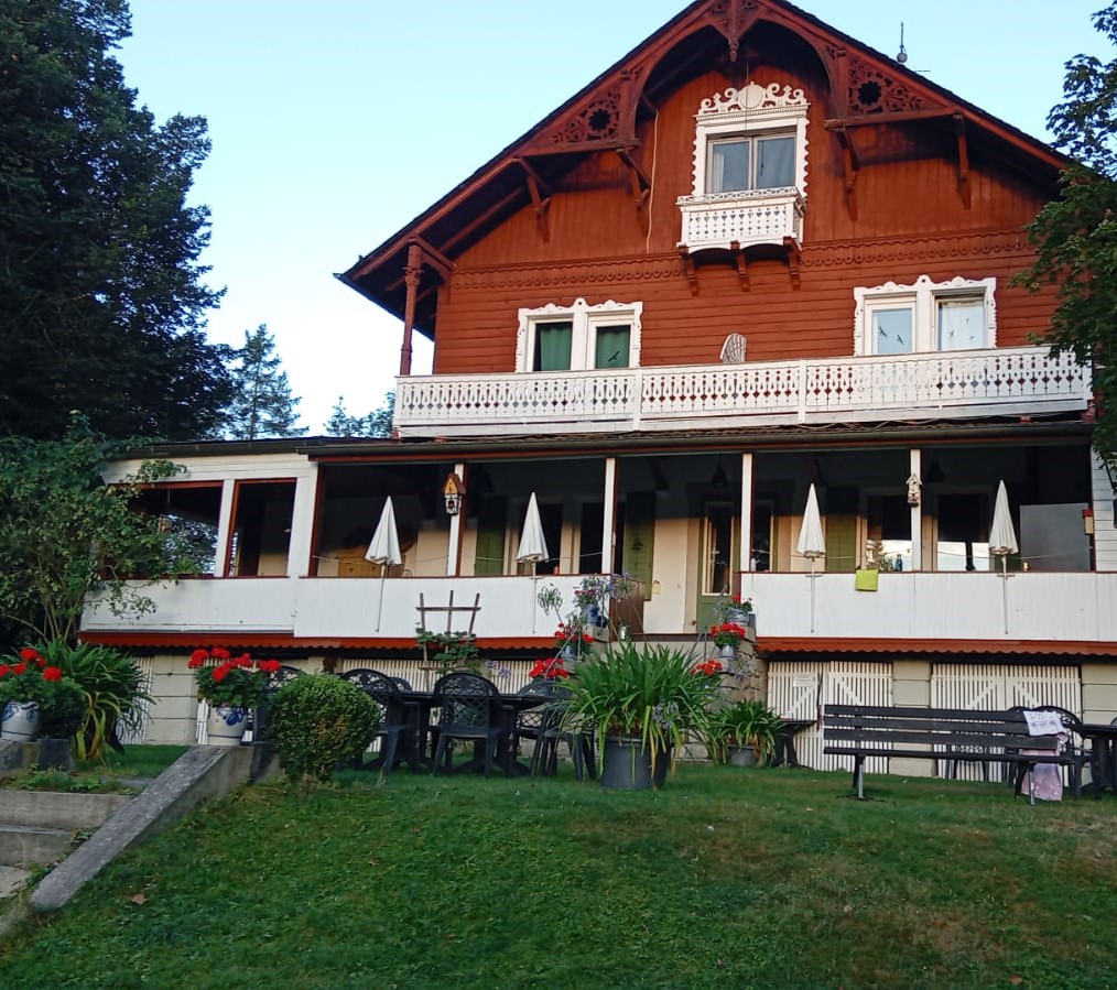 Ein rötliches Gästehaus namens 'Jagdschloss'