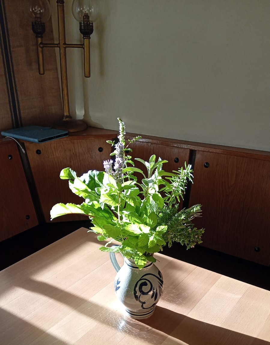 Wildkräuter in einer Vase auf einem Tisch